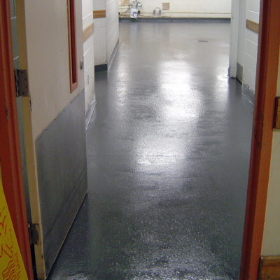 Mit Belzona 4111 (Magma-Quartz) reparierter und geschützter Küchenwaschraumboden