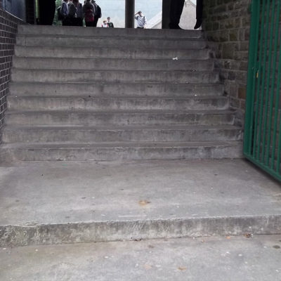 Abgenutzte Stufen am Eingang der Schule