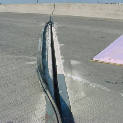 Stahlarmierte Dehnfuge einer stark befahrenen Autobahnbrücke