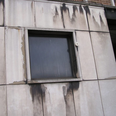 Abgeplatzter und abgeschlagener Beton an einem Bürogebäude