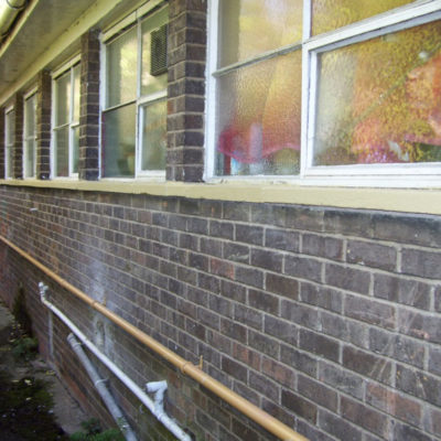 Wiederhergestellte und beschichtete Fensterbank mit langfristigem Schutz zur Vermeidung des Abplatzens von Beton