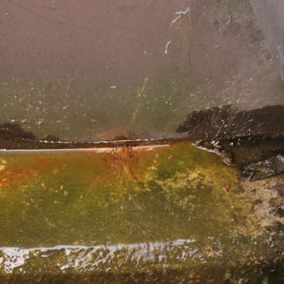 Wasseraustritt durch eine Öffnung im Tank
