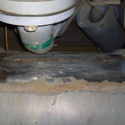 5 mm tiefe Korrosion unter der Dämmung bei einer 50 Jahre alten Kühlanlage von Trane